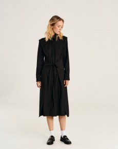 Платье рубашка с акцентными плечами