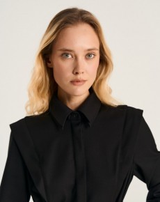 Платье рубашка с акцентными плечами