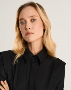 Платье рубашка с акцентными плечами