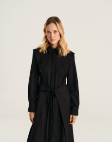 Платье рубашка с акцентными плечами