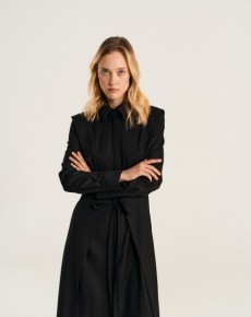 Платье рубашка с акцентными плечами