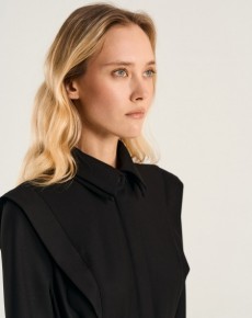 Платье рубашка с акцентными плечами