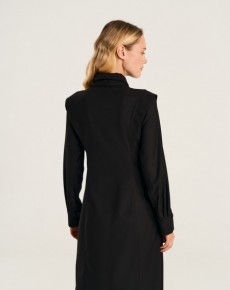 Платье рубашка с акцентными плечами