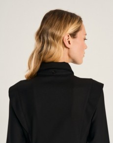 Платье рубашка с акцентными плечами