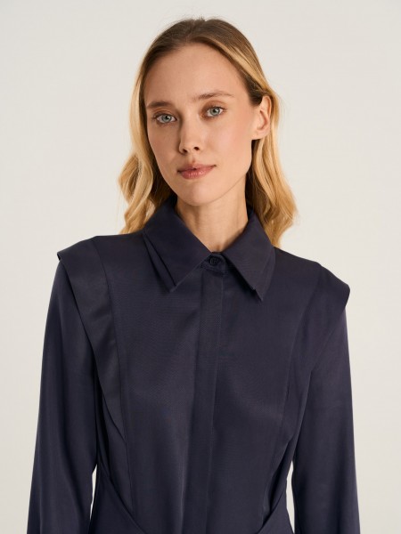 Платье рубашка с акцентными плечами