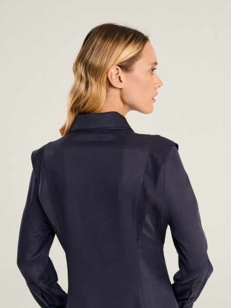 Платье рубашка с акцентными плечами