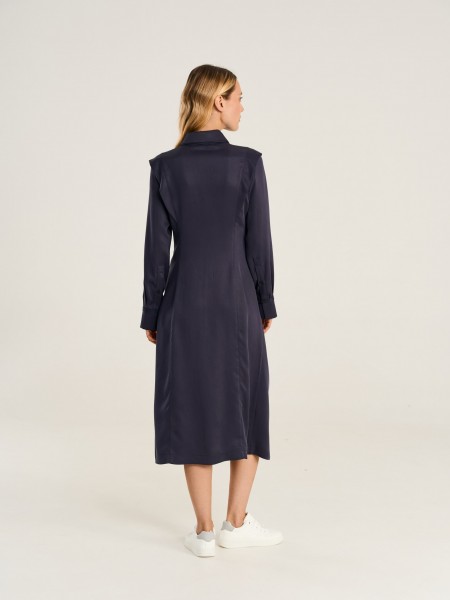 Платье рубашка с акцентными плечами